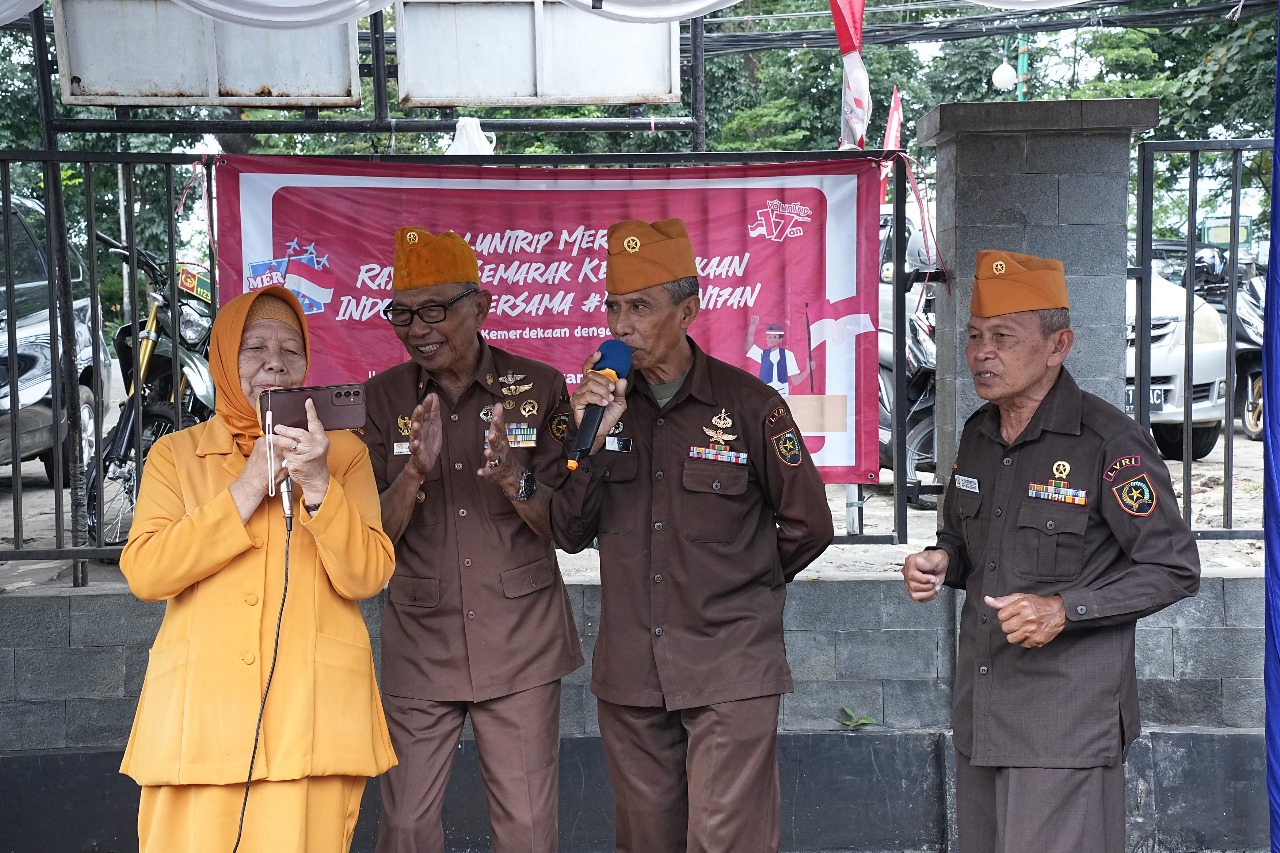 Tawa dan Haru Menyatu dalam Voluntrip Merdeka: Kitabisa dan LAZ Al Azhar Berbagi Ceria Bersama Veteran di Bogor